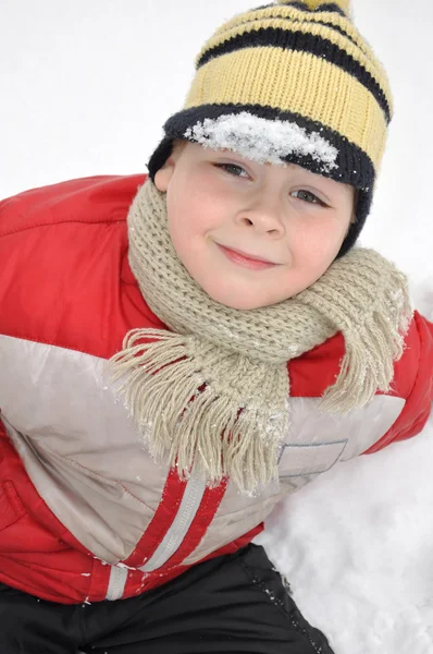 雪の中で座っている男の子の肖像画 — ストック写真