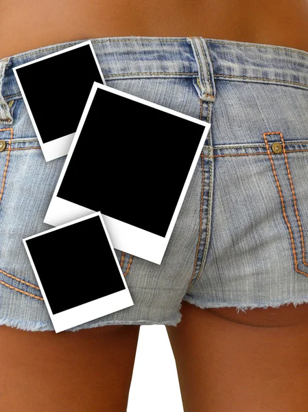 Menina jovem em shorts jeans e molduras para fotos — Fotografia de Stock