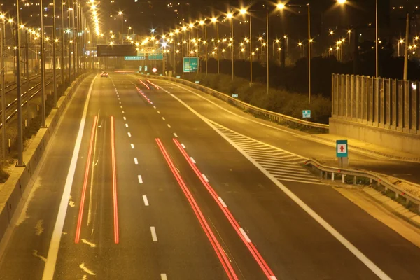 Gece saat trafik hareket bulanıklığı — Stok fotoğraf