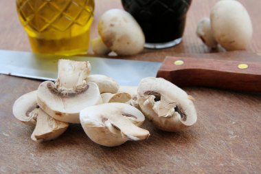 ahşap bir masa üzerinde mantar. kesme champignon