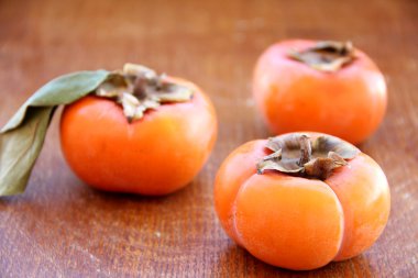 ahşap doku üzerinde persimmons makro görünümü