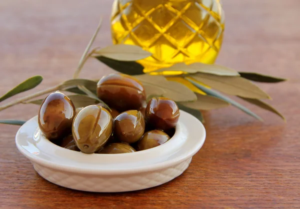 Oliven Und Olivenöl Auf Einem Holztisch — Stockfoto