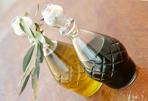 Natives Olivenöl Extra Und Balsamico Essig Auf Dem Holztisch — Stockfoto