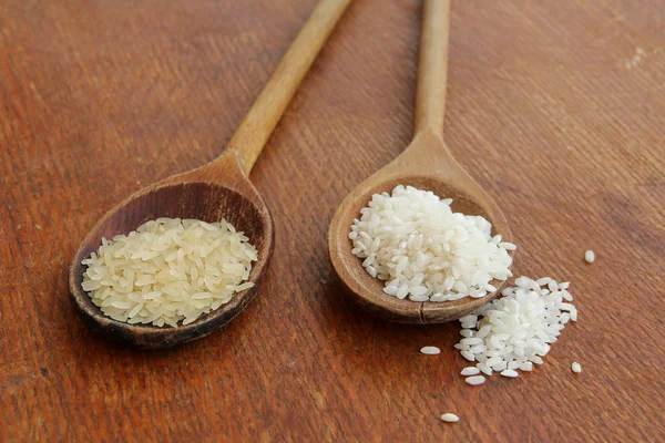 Weißer Ungekochter Reis Auf Hölzernem Hintergrund — Stockfoto