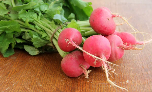 Fresh radishes on a wooden table — Stock Photo, Image