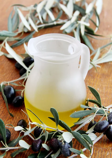 Oliven Und Olivenöl Auf Einem Holztisch — Stockfoto