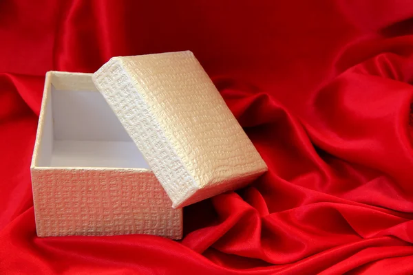 Otevření krabičky hladký červený satén — Stock fotografie
