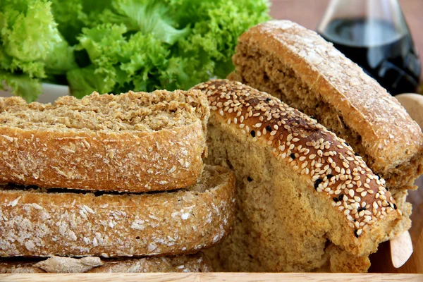 Stilleven met beschuit, brood, boter sla op houten achtergrond — Stockfoto