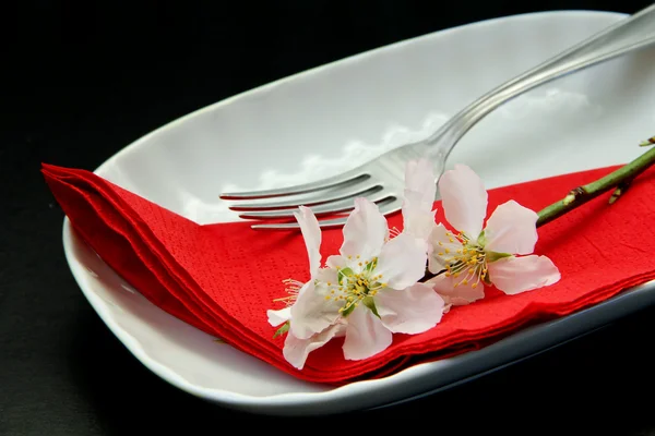 表奠定了为浪漫情人节晚餐或其他事件在黑色的桌子 现代黑与白表设置与杏仁树的分支 — 图库照片