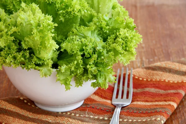Salade Met Boter Sla Houten Achtergrond — Stockfoto