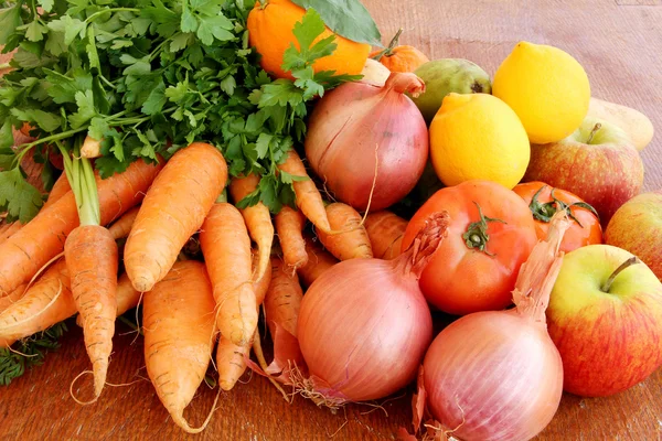 Složení s čerstvou syrovou zeleninu a ovoce — Stock fotografie