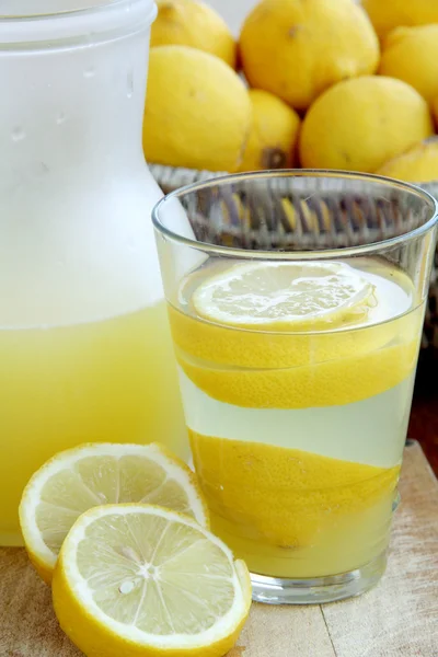 Ice Cold Lemonade Wooden Background — Stock Photo, Image