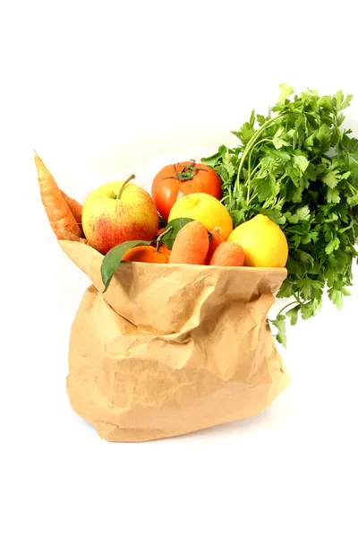 Świeże, surowe warzywa i owoce w papierowej torebce na białym tle na biały backgrou — Zdjęcie stockowe