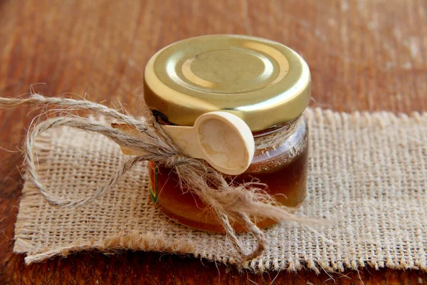 Мед на деревянном столе — стоковое фото