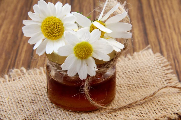 나무 탁자 위에 놓인 꿀 — 스톡 사진