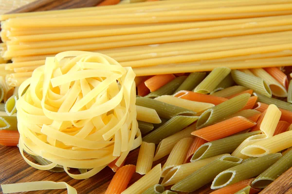 Rohe Pasta auf Holz Hintergrund — Stockfoto