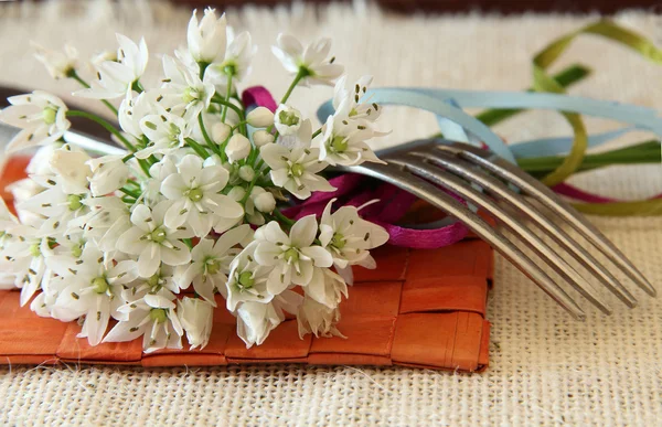 Configuração da mesa com flores — Fotografia de Stock