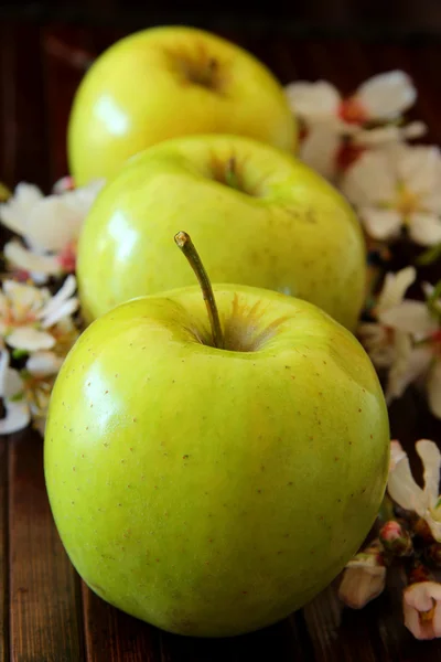 Verse groene appels op houten ondergrond — Stockfoto