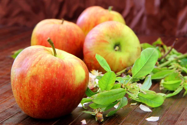 Verse appelen op houten achtergrond — Stockfoto