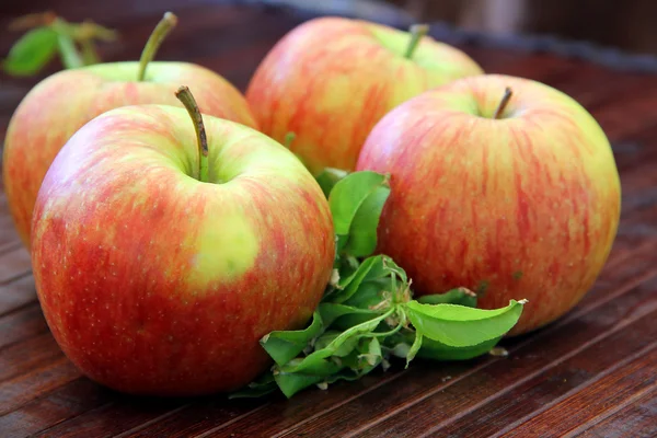 Verse groene appels op houten ondergrond — Stockfoto