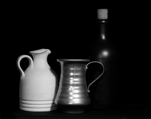 Натюрморт с бутылкой вина, глиняный кувшин и металлический кувшин — стоковое фото