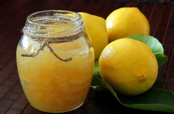 Mermelada casera de limón sobre fondo de madera — Foto de Stock