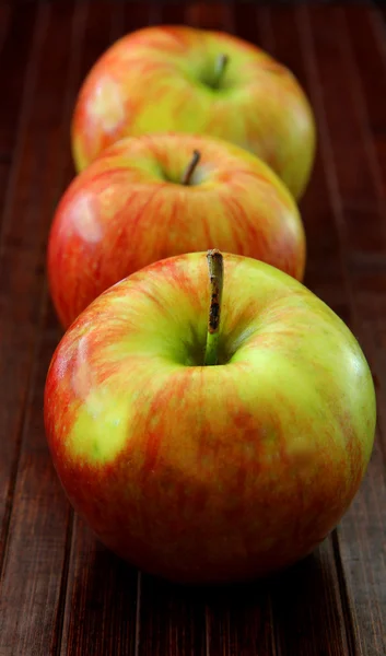 木製の背景に新鮮なリンゴ — ストック写真