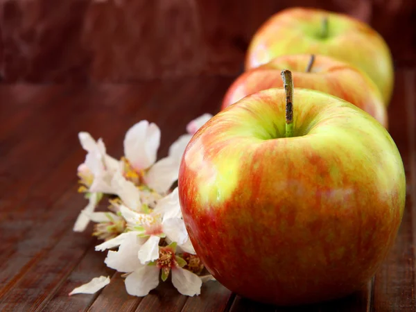 Verse appelen op houten achtergrond — Stockfoto
