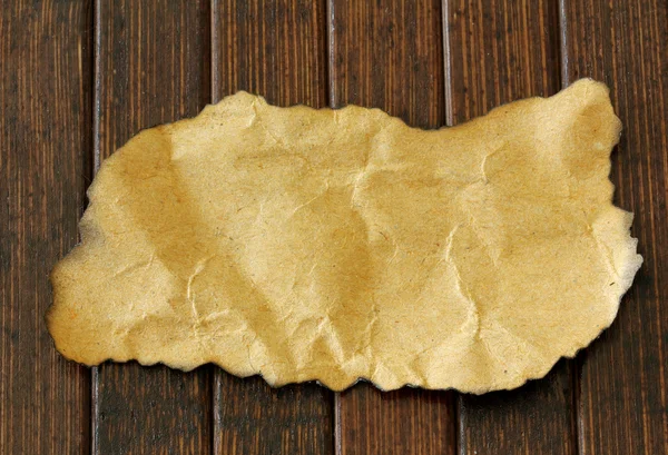 Stary papier tag na drewniane tła — Zdjęcie stockowe