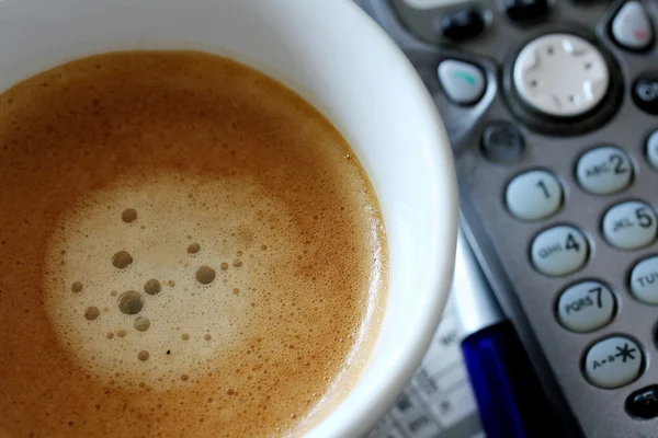 Csésze kávé újság háttér egy tollat, és a telefon — Stock Fotó