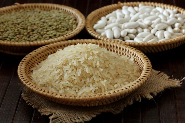 Fasulye, mercimek ve pirinç bir ahşap doku — Stok fotoğraf
