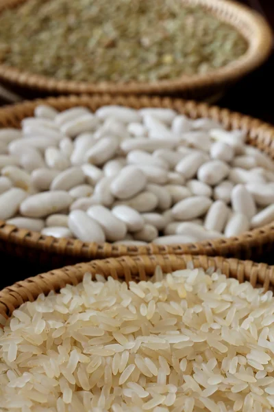 Feijões, lentilhas e arroz numa textura de madeira — Fotografia de Stock