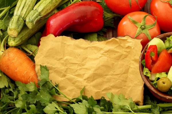 Komposition mit frischem Rohgemüse und gesundem frischen Salat — Stockfoto