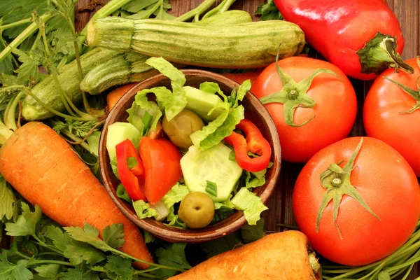 Composición con verduras crudas frescas y ensalada fresca saludable —  Fotos de Stock