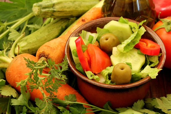 Composition with fresh raw vegetables and Healthy Fresh Salad — Stock Photo, Image