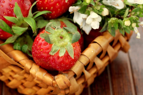 菜篮子里的新鲜草莓 — 图库照片