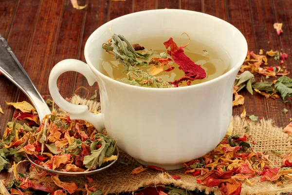 Zdrowe herbaty ziołowe z płatków róży — Zdjęcie stockowe