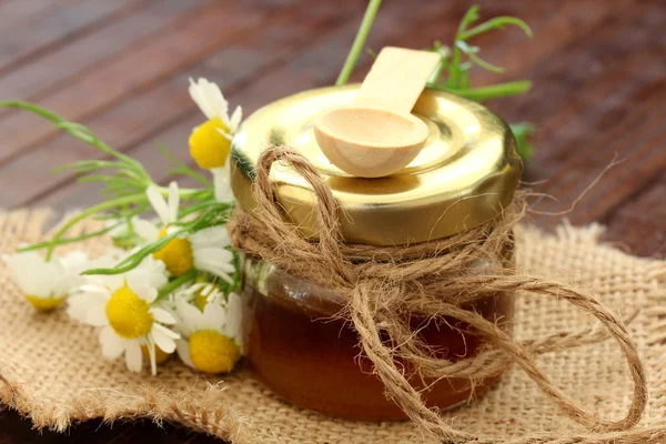 Мед на дерев'яному столі — стокове фото