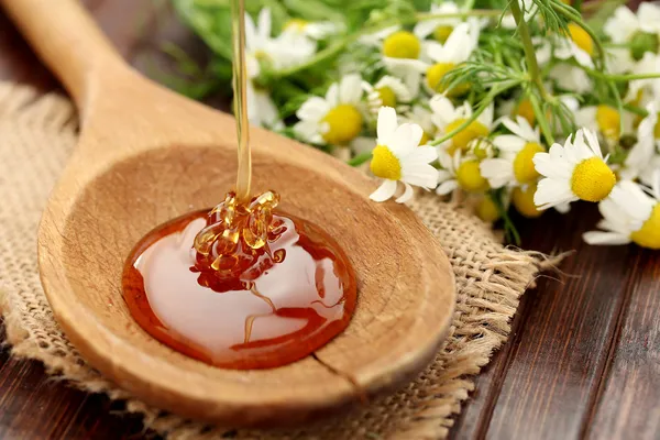 Miel en una mesa de madera — Foto de Stock