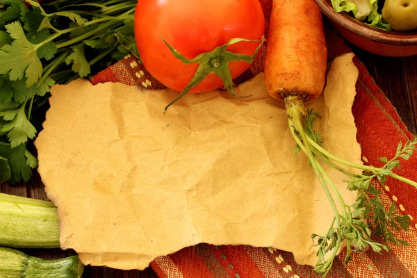 Kompozycja świeżych, surowych warzyw i zdrowe świeże sałatki — Zdjęcie stockowe