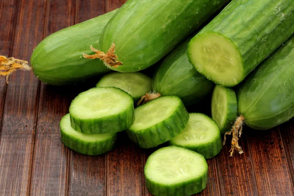 Verse komkommers op houten tafel — Stockfoto