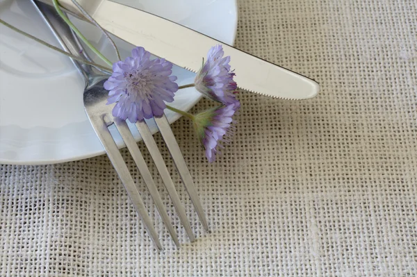 ? 花と氷のテーブルの設定 — ストック写真