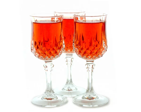 Verres en cristal avec vin rouge sur blanc — Photo