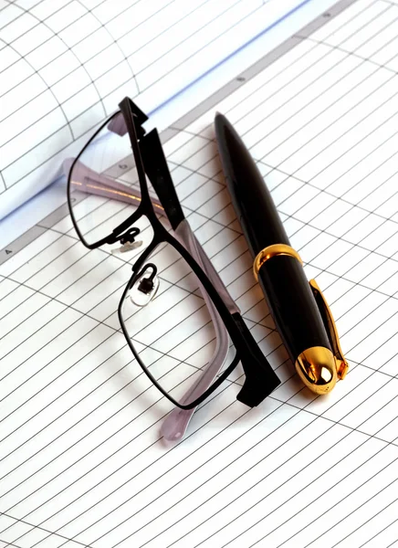 Penna och glasögon — Stockfoto