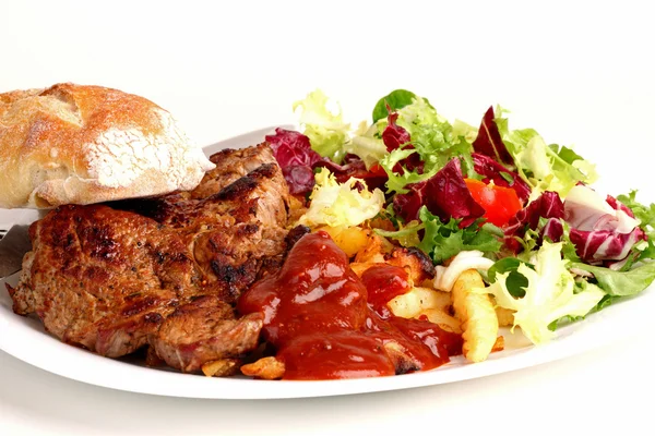 Vlees met salade — Stockfoto