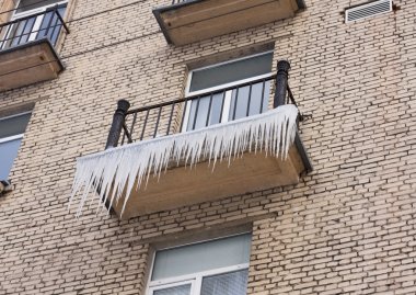 buz sarkıtları balkon