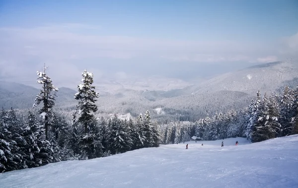 Piste de ski et panorama des montagnes hivernales — Photo