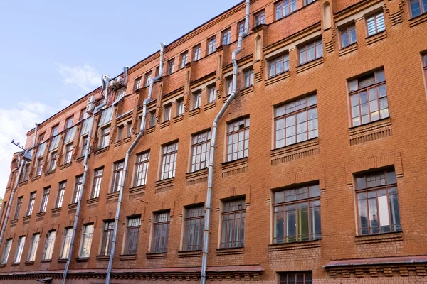 Промышленное здание из красного кирпича — стоковое фото