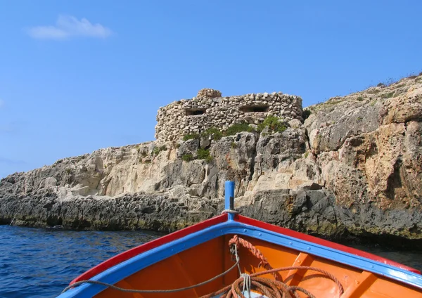 Loď a staré opevnění poblíž modré jeskyně, malta — Stock fotografie