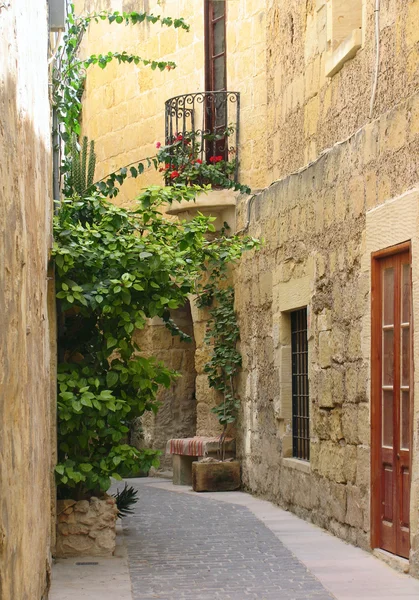 Narrow maltese street — Stock Photo, Image